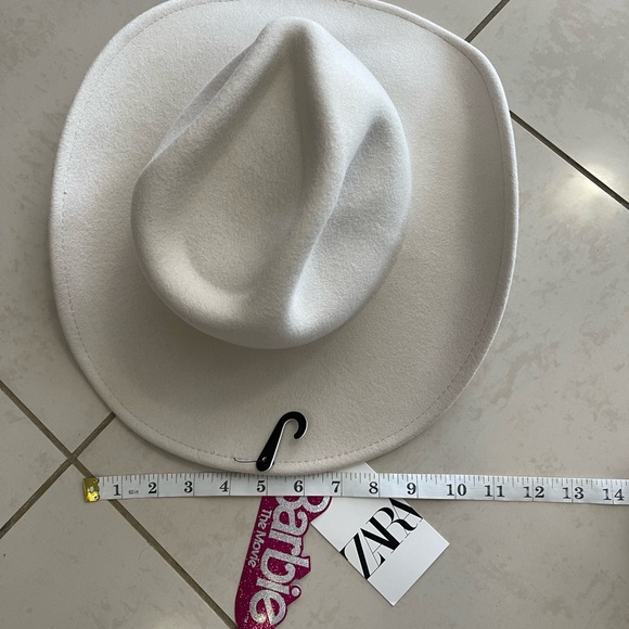 Barbie ? ZARA HAT ???
